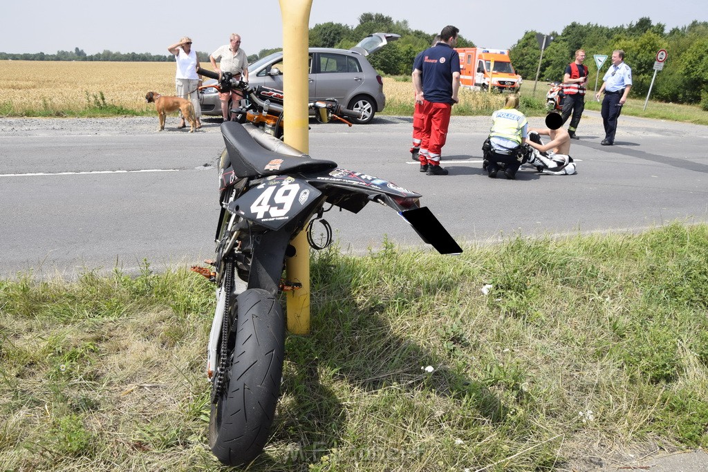 Schwerer Krad Pkw Unfall Koeln Porz Libur Liburer Landstr (Krad Fahrer nach Tagen verstorben) P020.JPG - Miklos Laubert